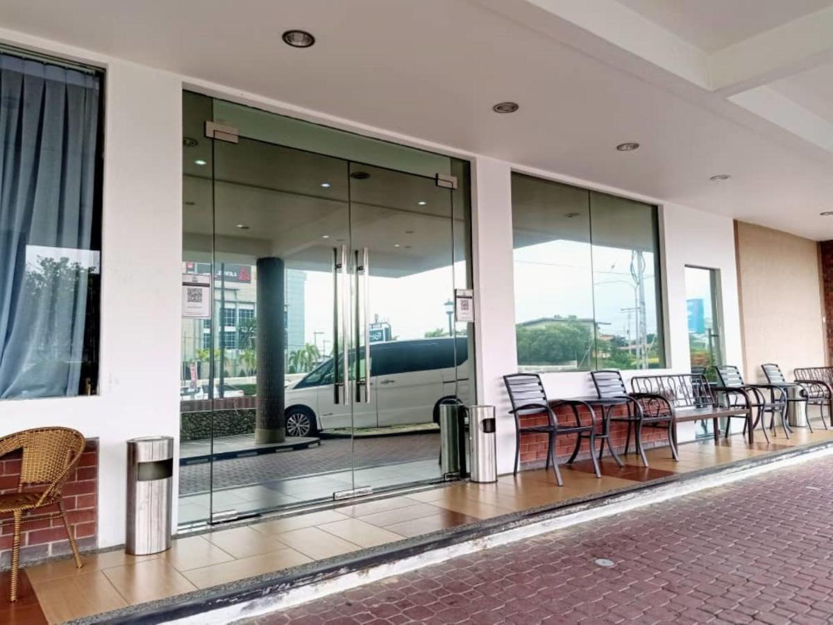 Super Oyo 90464 Borneo Suites Hotel Kota Kinabalu Exterior photo